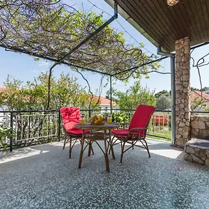 beach-house-lana.hotels-in-trogir.com/