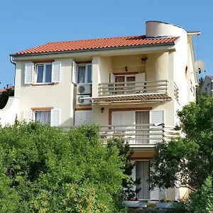 apartments-kristina-klenovica.primorje-gorskikotar.com/